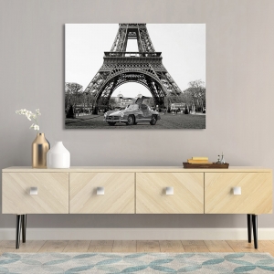 Leinwandbilder und Poster. Sportwagen unter dem Eiffelturm (BW)